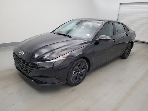 Used 2023 Hyundai Elantra SEL w/ Preferred Accessory Package FWD image 2