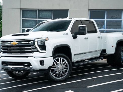 Used 2024 Chevrolet Silverado 3500 High Country AWD/4WD image 2