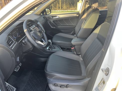 Certified 2022 Volkswagen Tiguan SE R-Line image 16