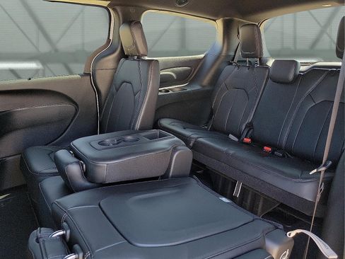 New 2026 Chrysler Pacifica Select image 8
