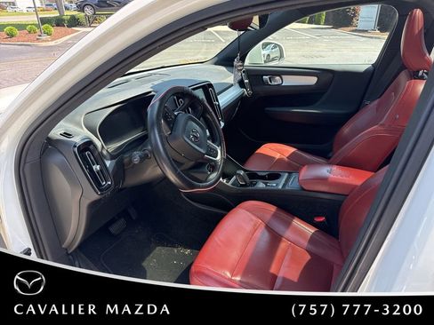 Used 2019 Volvo XC40 T4 Momentum FWD image 10