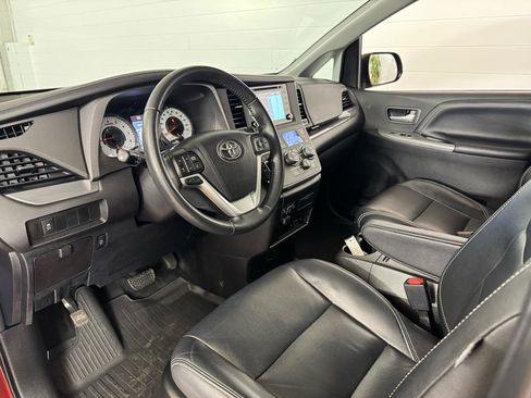 Used 2018 Toyota Sienna SE Premium image 11