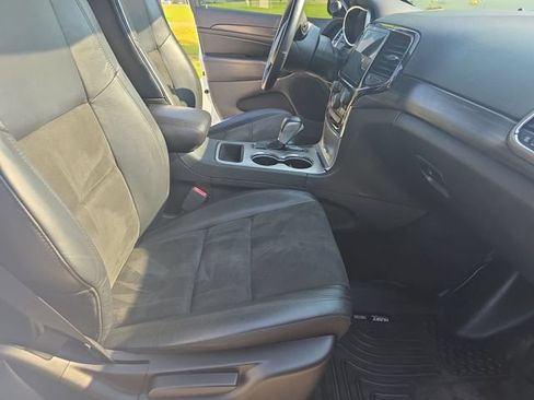 Used 2019 Jeep Grand Cherokee Laredo w/ Laredo X Package AWD/4WD image 11