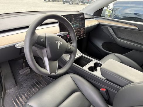 Used 2024 Tesla Model Y Long Range AWD/4WD image 9