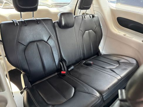 Used 2022 Chrysler Pacifica Touring-L FWD image 13