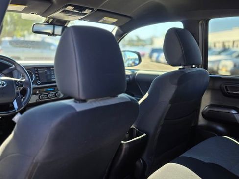 Used 2022 Toyota Tacoma TRD Off-Road image 19