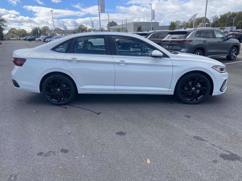 New 2026 Volkswagen Jetta SE FWD image 10