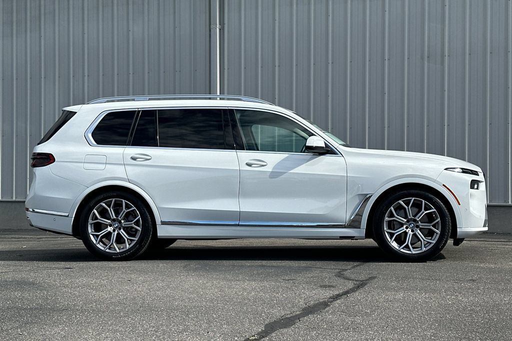 Used 2025 BMW X7 xDrive40i AWD/4WD image 3