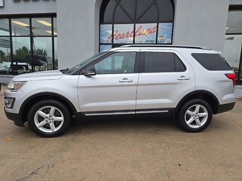 Used 2017 Ford Explorer XLT image 8