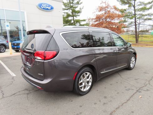 Used 2017 Chrysler Pacifica Limited image 5