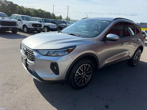 Used 2023 Ford Escape SE FWD image 2