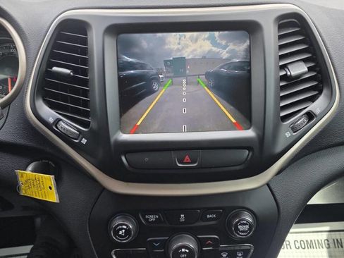 Used 2017 Jeep Cherokee Latitude FWD image 13