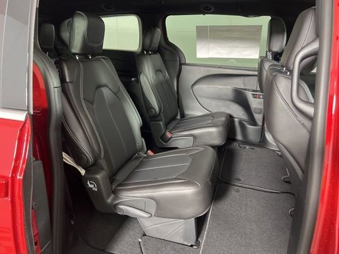 New 2026 Chrysler Pacifica Select image 13