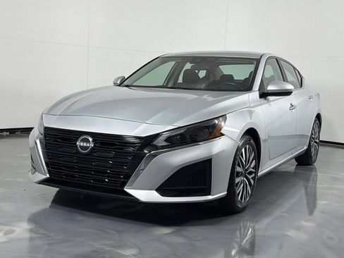 Used 2023 Nissan Altima 2.5 SV w/ SV Premium Package FWD image 9