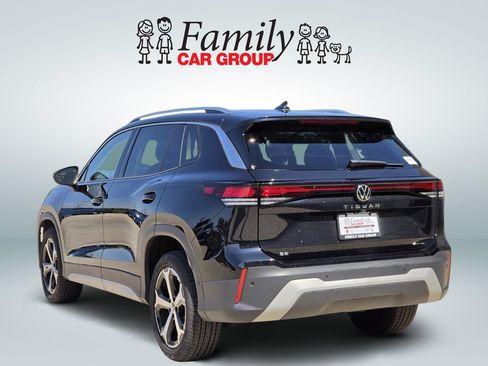 Used 2025 Volkswagen Tiguan SE AWD/4WD image 3