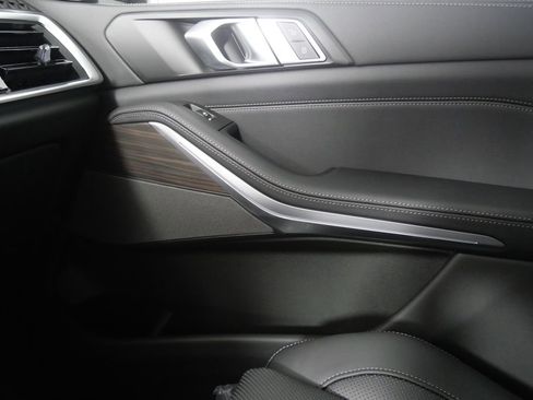 Used 2025 BMW X5 xDrive50e image 28