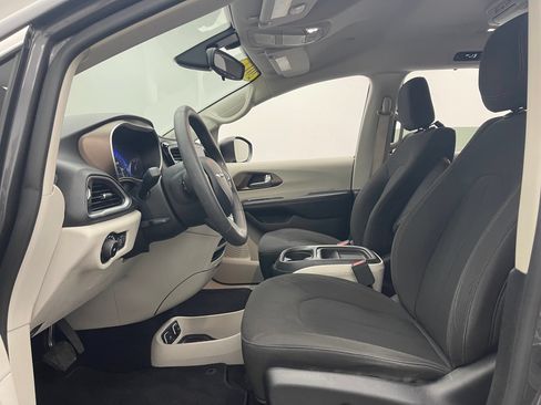 Used 2017 Chrysler Pacifica Touring Plus w/ Tire & Wheel Group FWD image 17