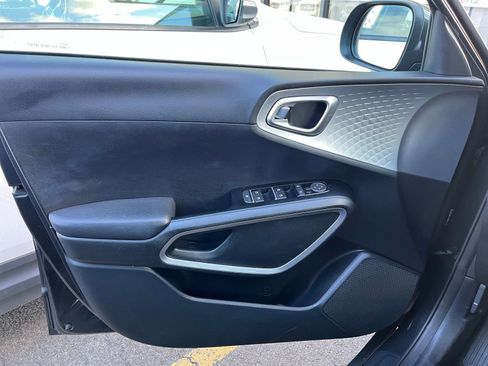 Used 2025 Kia Soul LX w/ LX Technology Package FWD image 18