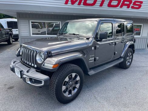 Used 2018 Jeep Wrangler Unlimited Sahara w/ Dual Top Group AWD/4WD image 3