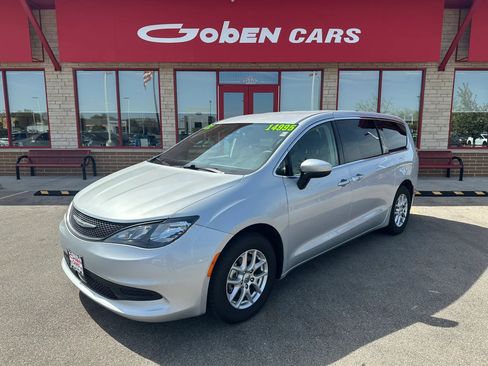 Used 2022 Chrysler Voyager LX FWD image 1