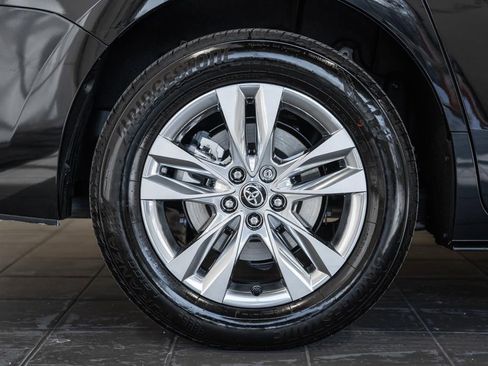 Used 2025 Toyota Sienna XLE image 18