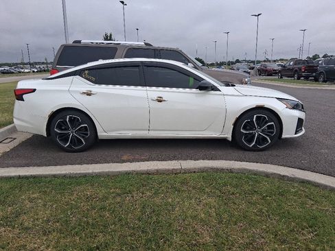 Used 2023 Nissan Altima 2.5 SR w/ SR Premium Package FWD image 4