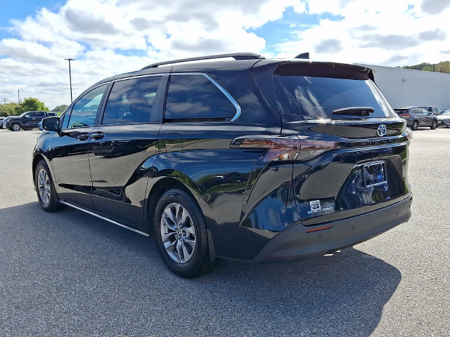 Certified 2025 Toyota Sienna LE AWD/4WD image 4
