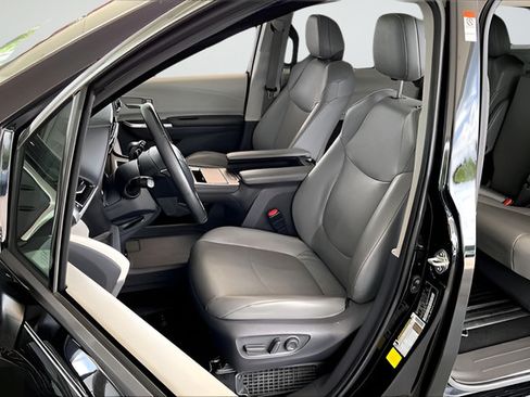 Used 2021 Toyota Sienna XLE FWD image 18