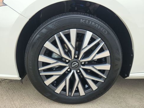 Used 2025 Nissan Altima 2.5 SV FWD image 29