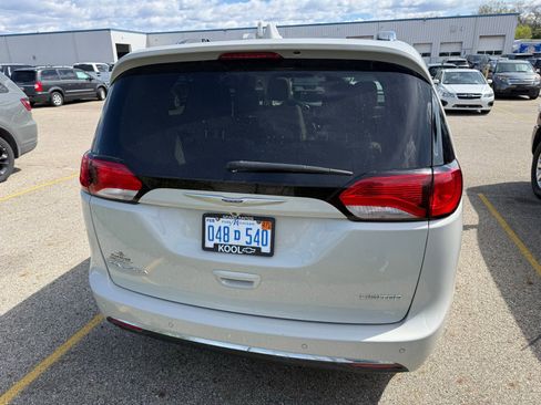 Used 2019 Chrysler Pacifica Limited w/ Advanced Safetytec Group FWD image 3