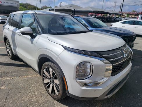 Used 2025 Mitsubishi Outlander SE image 3