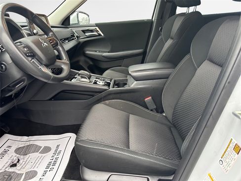 Used 2023 Mitsubishi Outlander ES image 12