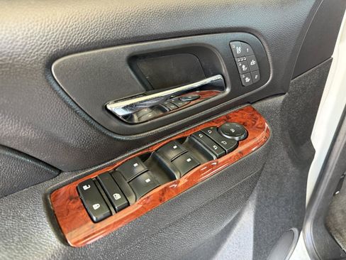 Used 2014 Chevrolet Suburban LTZ RWD image 26