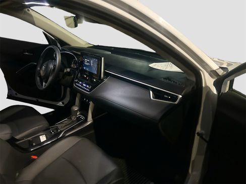 Used 2025 Toyota Corolla Cross XLE image 31