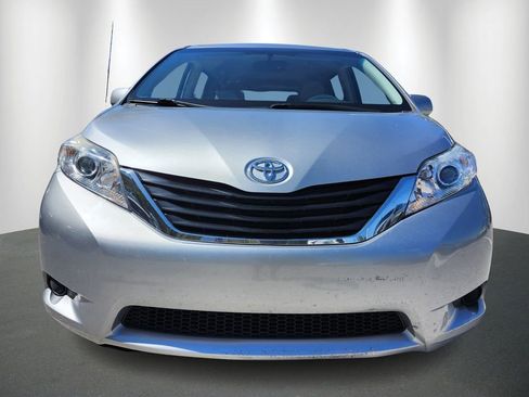 Used 2014 Toyota Sienna LE image 2