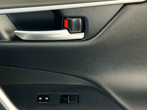 Used 2021 Toyota RAV4 Limited image 32