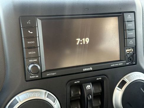 Used 2016 Jeep Wrangler Unlimited Sahara w/ Connectivity Group AWD/4WD image 21