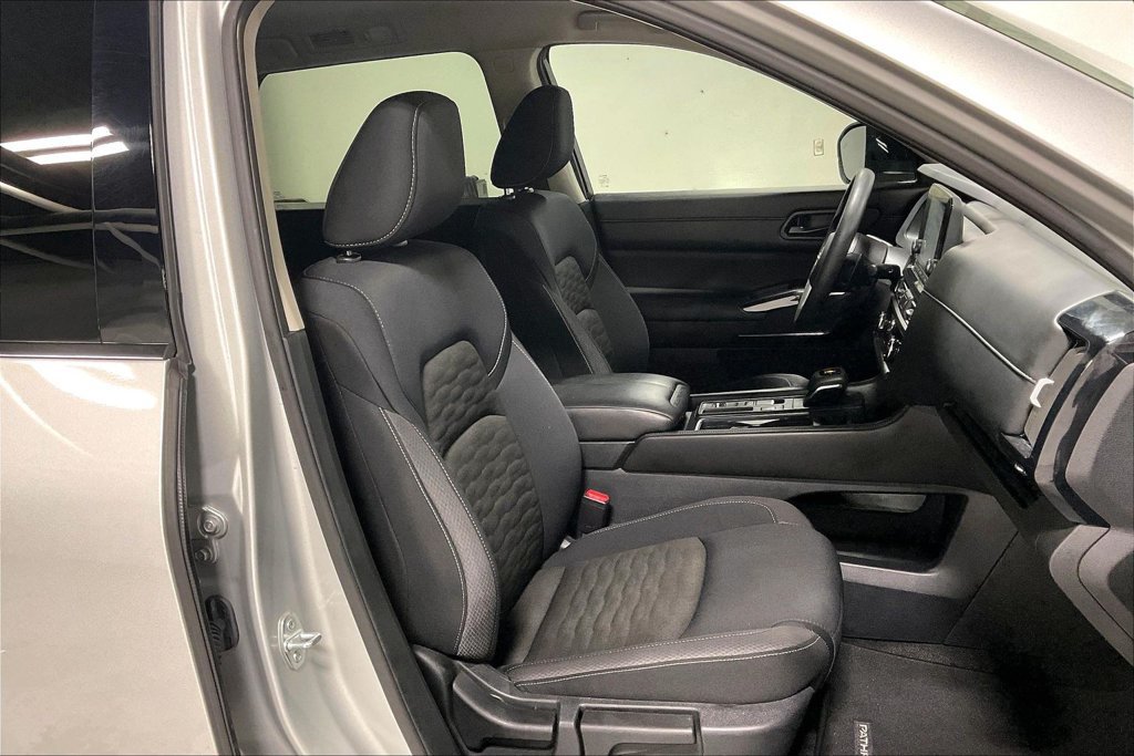 Used 2025 Nissan Pathfinder S FWD image 9