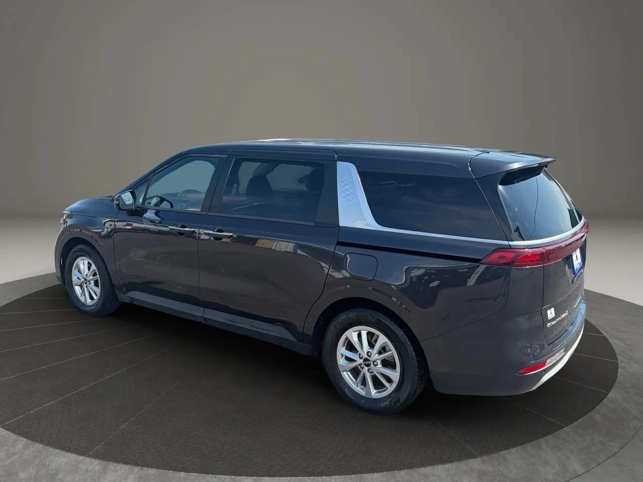 Used 2022 Kia Carnival LX FWD image 3