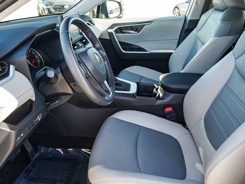 Used 2022 Toyota RAV4 XLE Premium image 21