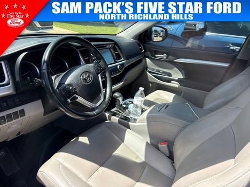 Used 2019 Toyota Highlander XLE FWD image 6