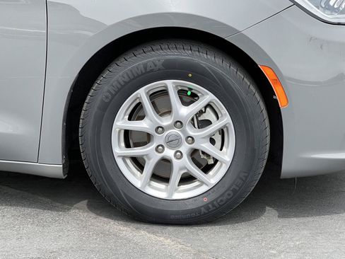 Used 2022 Chrysler Pacifica Touring-L FWD image 16