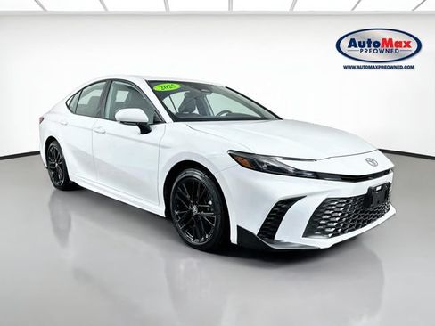 Used 2025 Toyota Camry SE FWD image 1