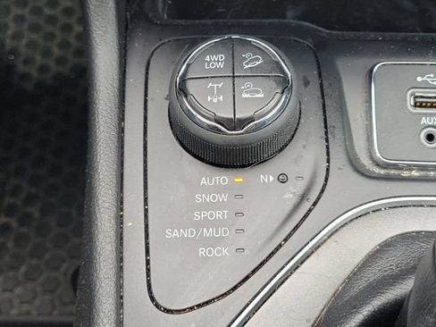 Used 2019 Jeep Cherokee Trailhawk w/ Comfort/Convenience Group AWD/4WD image 35