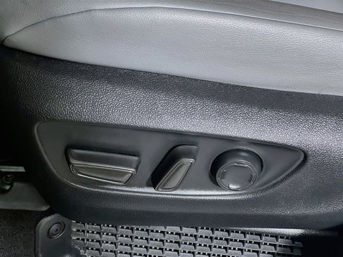 Used 2024 Toyota Sienna XLE FWD image 16