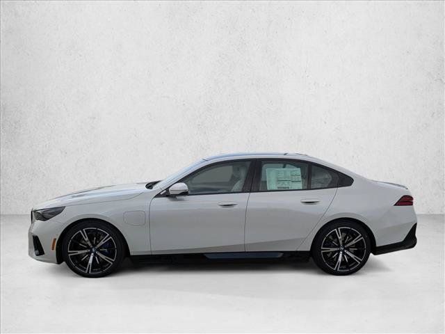 Used 2027 BMW 550e xDrive w/ Executive Package AWD/4WD image 5