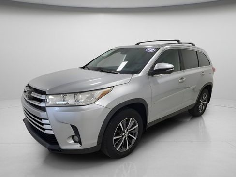 Used 2019 Toyota Highlander XLE AWD/4WD image 11