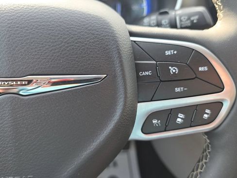 Certified 2024 Chrysler Pacifica Touring-L FWD image 32