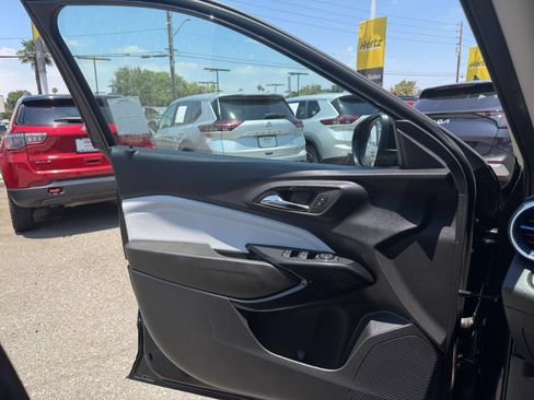 Used 2025 Chevrolet Trax LT FWD image 18