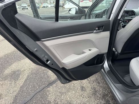 Used 2018 Hyundai Elantra SE image 17